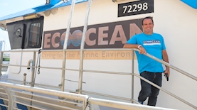 אריאל נוי וספינת מחקר של אקואושן, צילום: נמרוד גליקמן